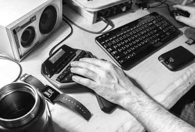 笑不活了！姆巴佩急了，皇马巨星现身马德里驾校，豪车积灰终要自己开？